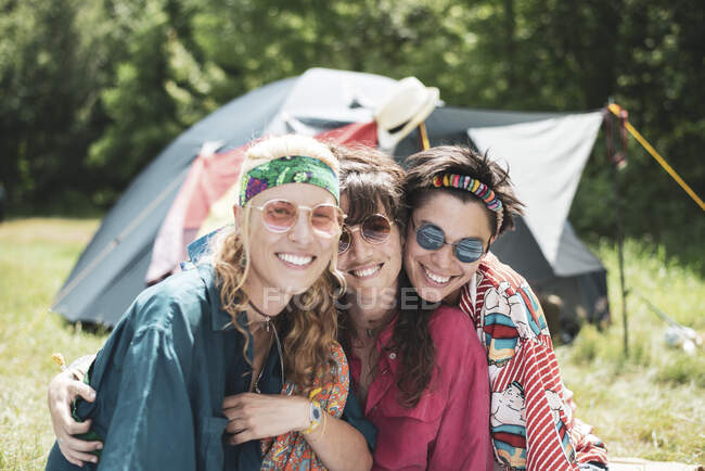 Queer sorrindo amigos não-binários abraçando e acampar ao sol na Polônia — Fotografia de Stock