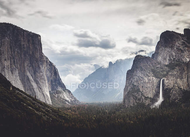 Bellissimo paesaggio in montagna sullo sfondo della natura — Foto stock
