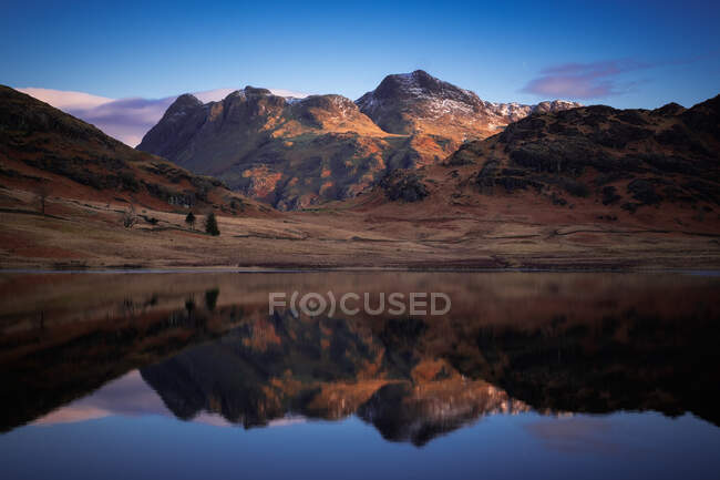Hermosa fotografía de un lago de montaña - foto de stock