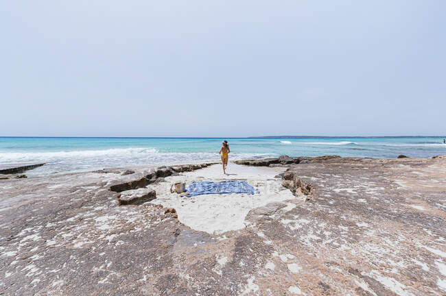 Frau im Urlaub auf der Insel Formentera Spanien — Stockfoto