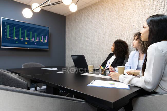 Mujeres de negocios durante la reunión oficina - foto de stock