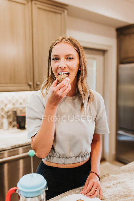 Jeune femme avec un bol de pain dans la cuisine — Photo de stock