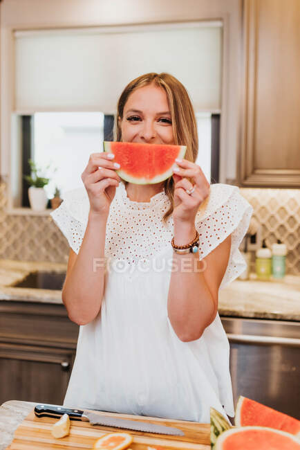 Bela jovem mulher com comida saudável na cozinha — Fotografia de Stock