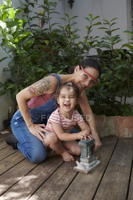 Madre e figlia levigare il legno in giardino — Foto stock
