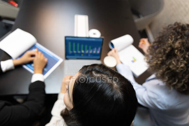Top View Office Meeting graphics — Stock Photo