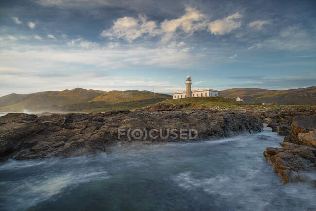 Beau phare en Galice sur les falaises lors d'une journée de printemps — Photo de stock