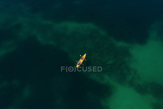 Vista aérea al kayak amarillo en el mar - foto de stock
