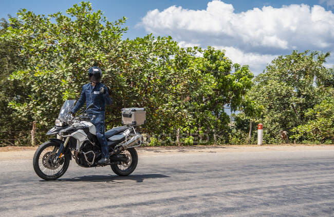 Mann fährt Abenteuer-Motorrad und gibt die Daumen hoch — Stockfoto