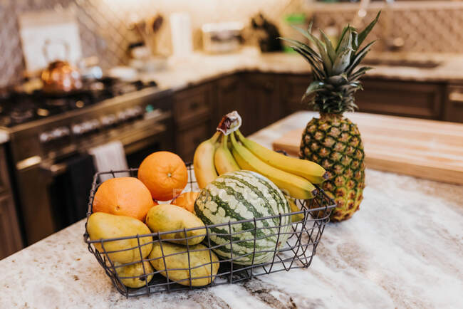 Frisches Obst auf einer Küchentheke im Hintergrund, Nahaufnahme — Stockfoto