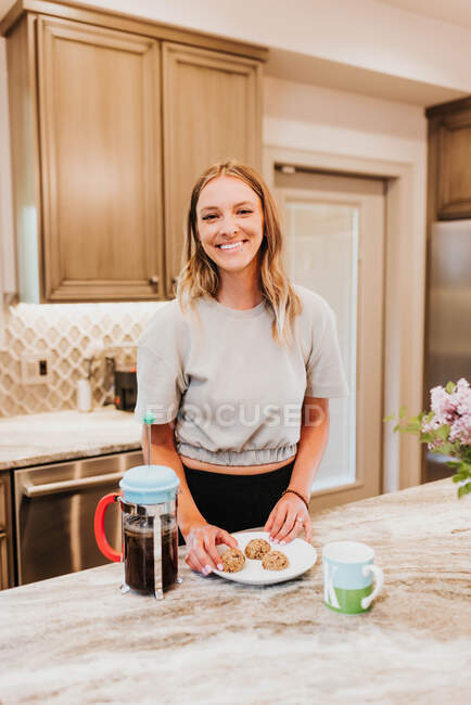Jeune femme avec tasse de café dans la cuisine — Photo de stock