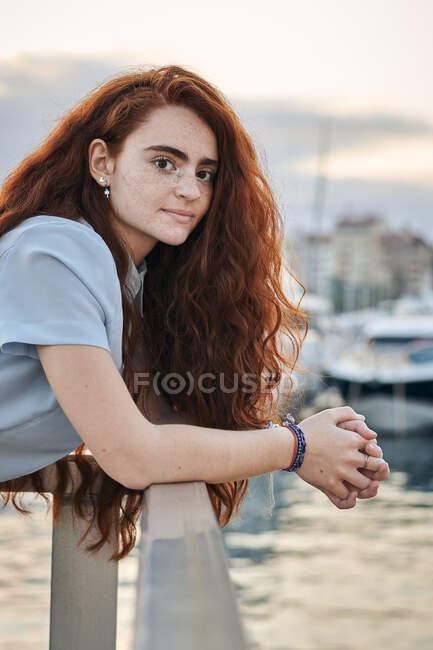 Портрет молодой рыжей женщины в порту города — стоковое фото