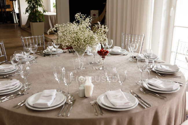 Красива обстановка весільного столу з білими квітами і посудом — стокове фото