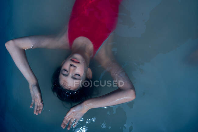 Giovane bella ragazza nuotare in acqua — Foto stock