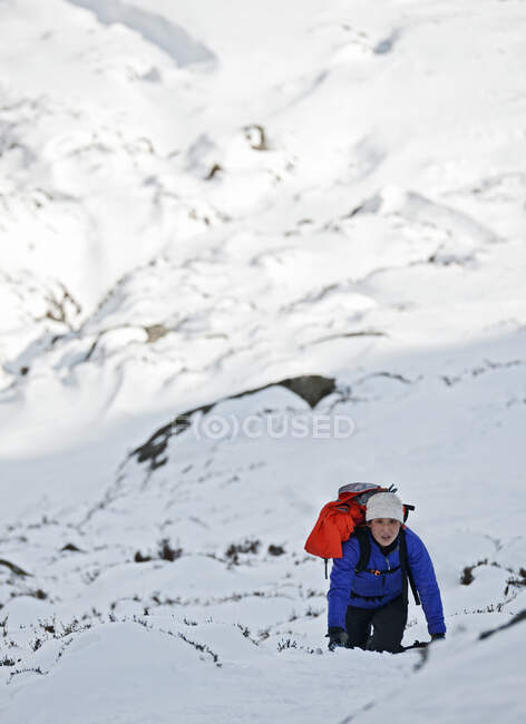 Donna che si arrampica sul Monte Tryfan durante l'inverno nel nord del Galles — Foto stock