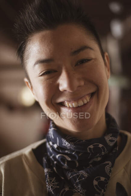 Feliz sonriente queer asiático mujer dentro Caliente cabaña en checa república - foto de stock