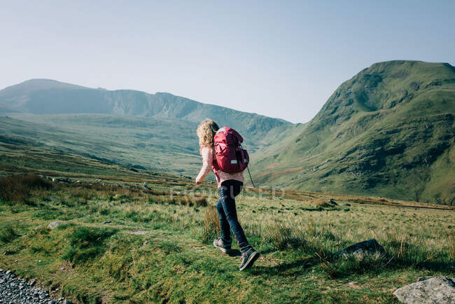 Girl hiking up a mountain in Snowdonia National Park, Wales — Stock Photo