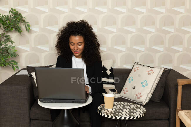 Africano mulher de negócios usando laptop — Fotografia de Stock