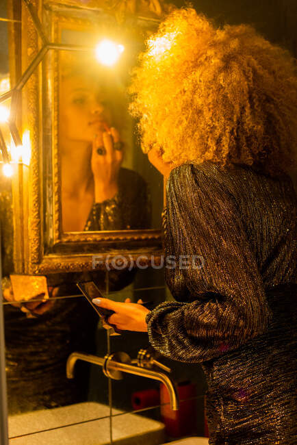 Reflexión dorada en espejo de baño - foto de stock