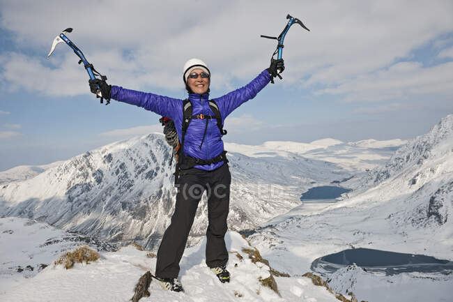 Mulher no topo do Monte Tryfan no norte do País de Gales — Fotografia de Stock