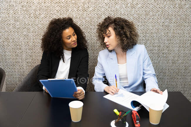 Young Business Women in Meeting — Stock Photo