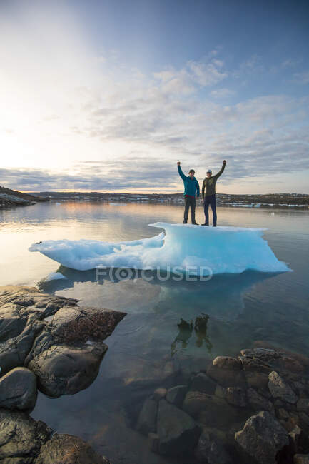 Um belo tiro de casal em pé perto de um lago — Fotografia de Stock