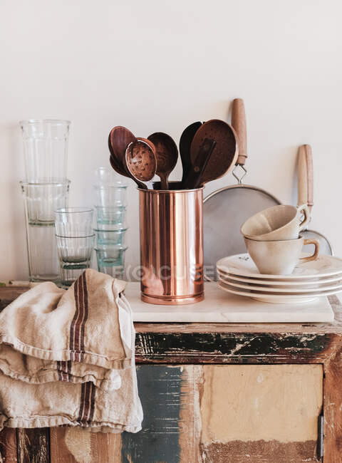 Utensílios de cozinha e ferramentas na mesa — Fotografia de Stock