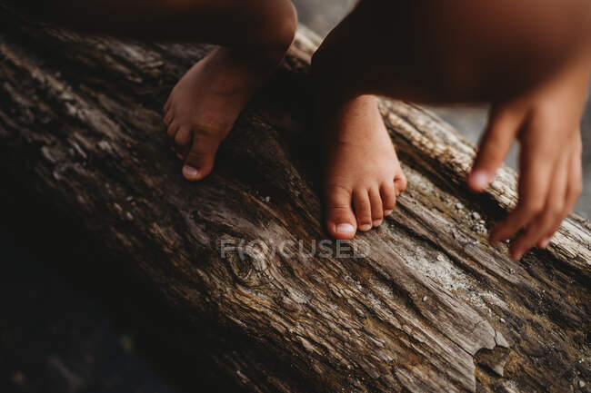 Закрыть ноги ребенка на природном фоне — стоковое фото