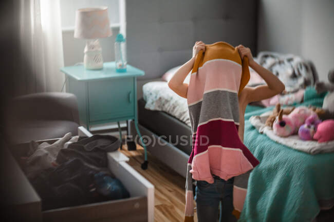 5 years old girl getting dress for school by herself — Stock Photo