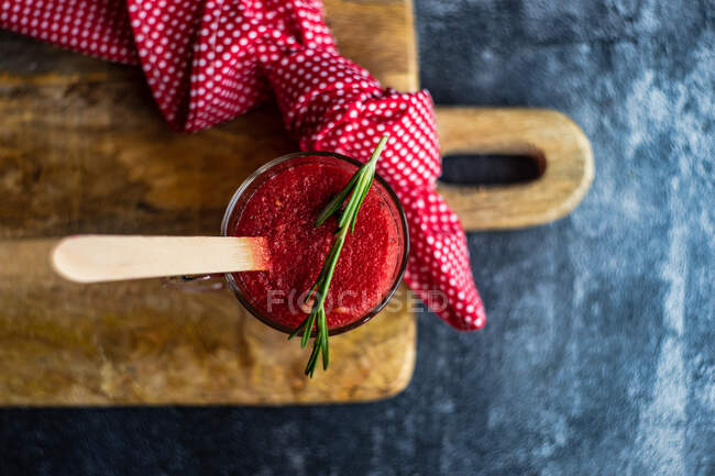 Postre de verano con paletas de sandía orgánicas servidas en plato con hielo y romero - foto de stock