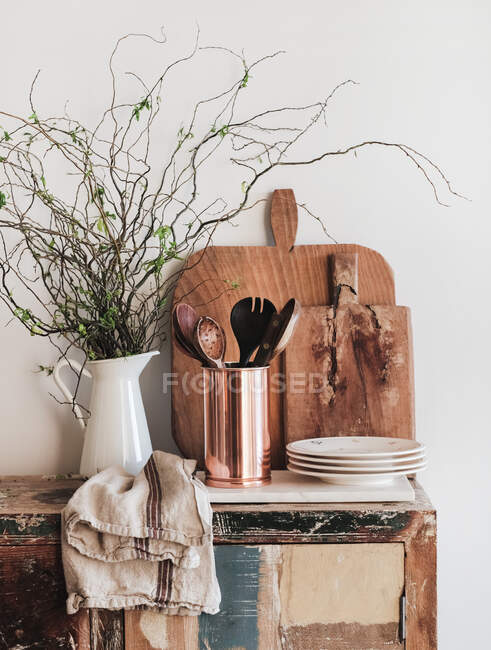 Кухонная утварь и инструменты на белом деревянном фоне стола, место для текста — стоковое фото