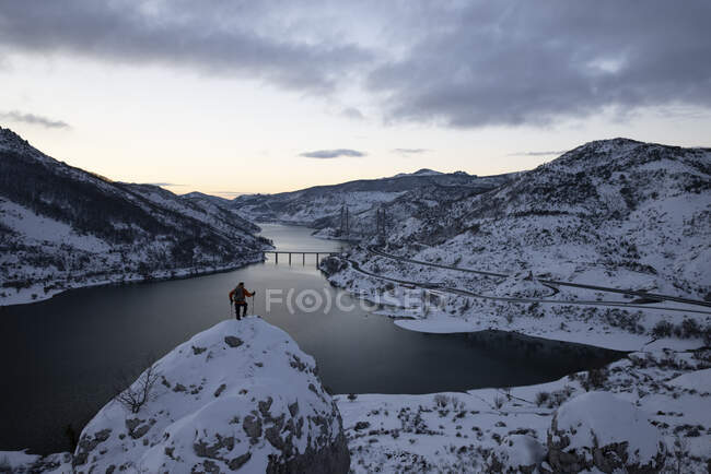 Ein Mann und eine Frau in einem verschneiten Gebirge — Stockfoto