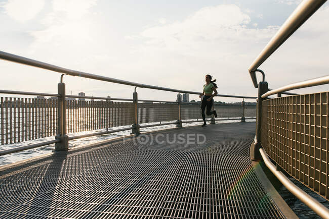 Giovane donna in forma jogging all'aperto — Foto stock