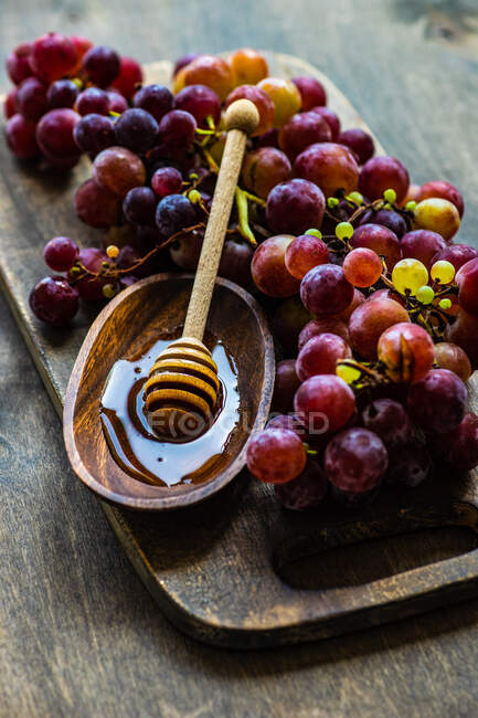 Uvas crudas y maduras como concepto de comida de verano - foto de stock