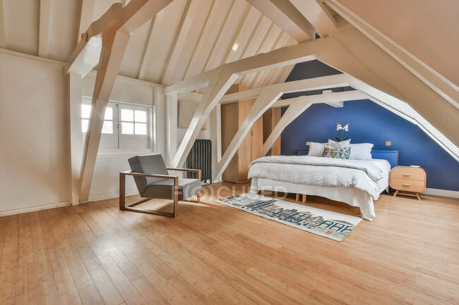 Schöne Inneneinrichtung des modernen und gemütlichen Schlafzimmers — Stockfoto