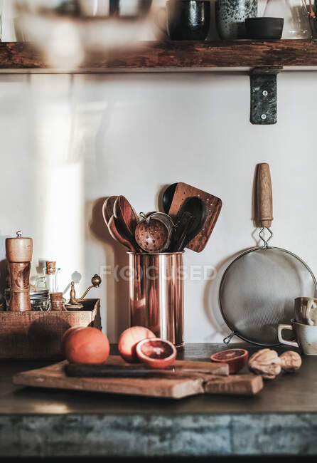 Кухонні аксесуари. посуд для приготування їжі на столі — стокове фото