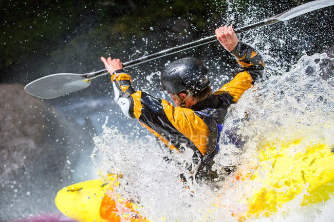 Faire du kayak sur le saumon blanc et la rivière Little White Salmon — Photo de stock