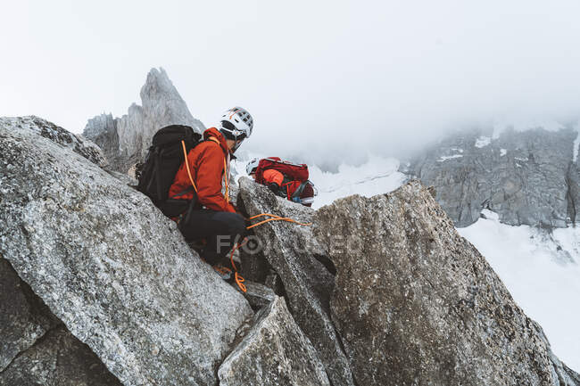 Escalador asegurando a su compañero en Ridgeline delgada cerca de Mont Blanc - foto de stock