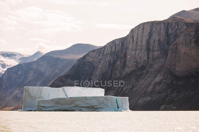 Formaciones geográficas glaciares y témpanos de fusión en el archipiélago ártico canadiense - foto de stock