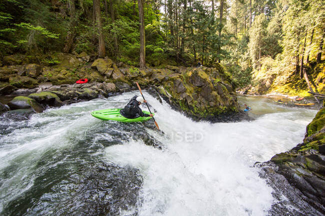 Faire du kayak sur le saumon blanc et la rivière Little White Salmon — Photo de stock