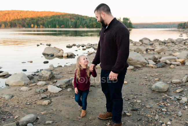 Vater und Tochter spazieren am Strand — Stockfoto