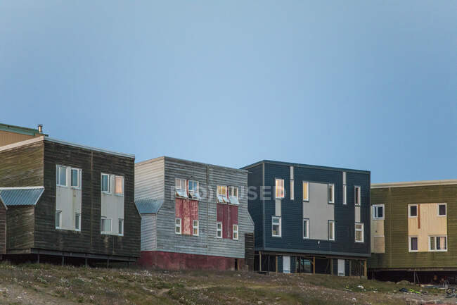 Edificios modernos en el archipiélago ártico canadiense - foto de stock