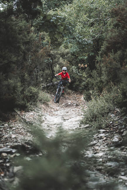 Mittlere Nahaufnahme einer Mountainbikerin auf felsigem Weg — Stockfoto