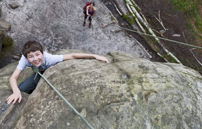 Adolescente escalando en Harrisons Rock cerca de Tunbridge Wells - foto de stock