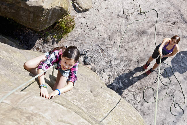 Девочка-подросток забирается на скалу Харрисонс рядом с Танбридж Уэллс — стоковое фото