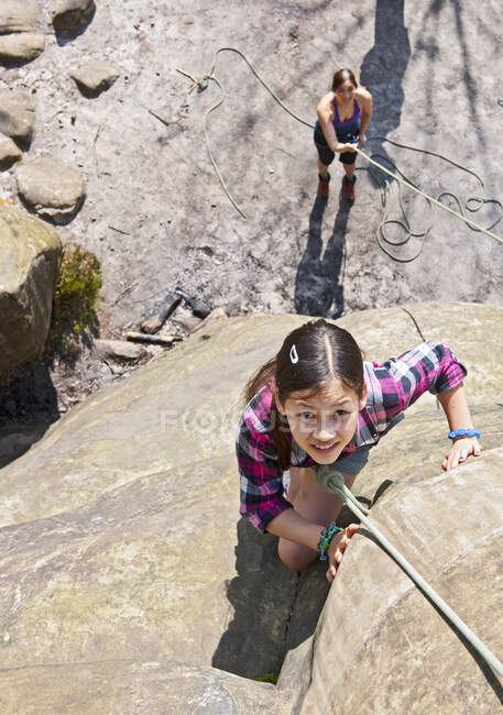 Девочка-подросток забирается на скалу Харрисонс рядом с Танбридж Уэллс — стоковое фото