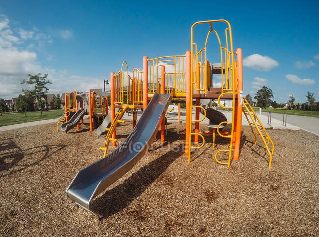 Estrutura de jogo vazia com slides e alpinistas em um playground. — Fotografia de Stock