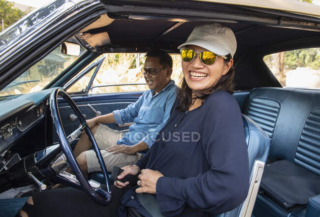Paar auf Roadtrip mit klassischem amerikanischen Muscle Car in Thailand — Stockfoto