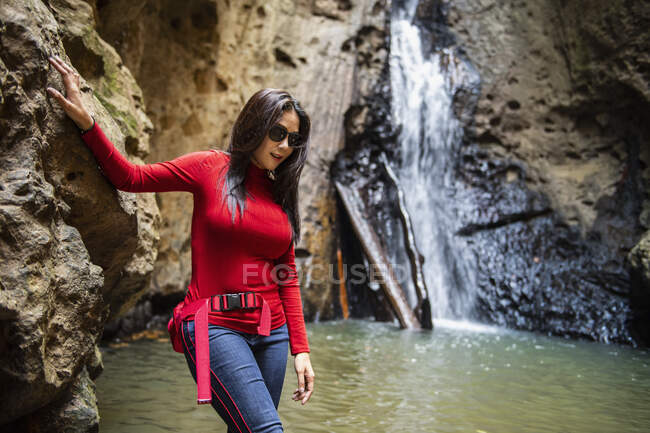 Mujer tailandesa explorando la cascada de Pam Bok cerca de Pai en el norte de Tailandia - foto de stock