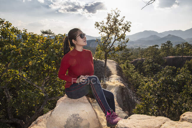 Mulher explorando o famoso cânion Pai no norte da Tailândia — Fotografia de Stock