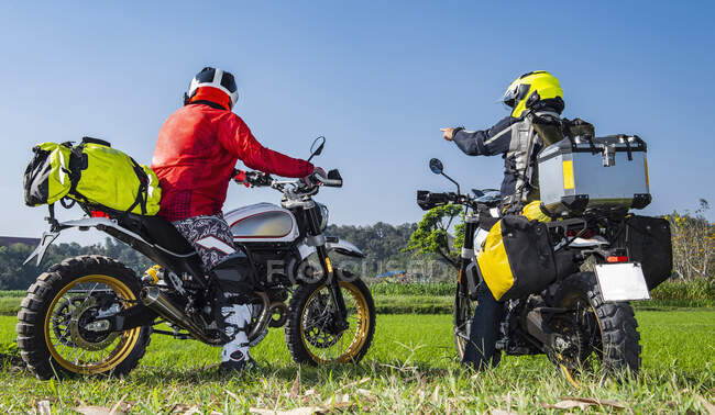 Dos hombres en su viaje en motocicleta en el norte de Tailandia - foto de stock